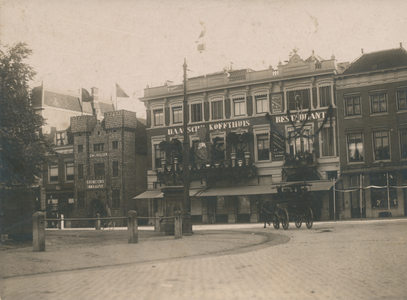 860132 Gezicht op de voorgevel van café-restaurant het Haagsche Koffyhuis (Vredenburg 17) te Utrecht met versieringen ...